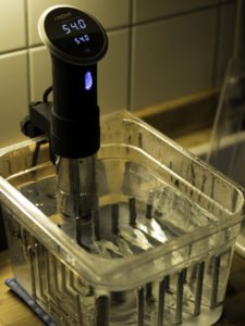 Das vorbereitete und temperierte Sous Vide Wasserbecken